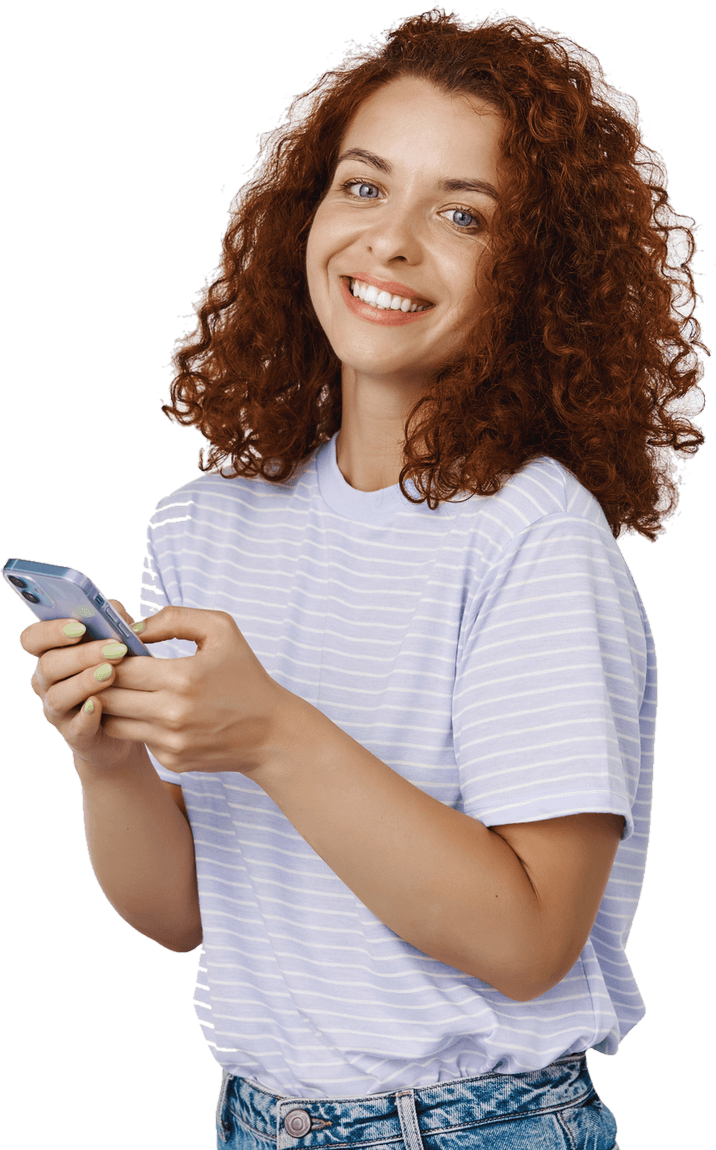 Cliente da Link Net navegando no celular com internet de fibra óptica